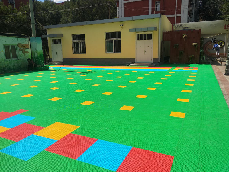 定制籃球場(chǎng)拼接地板室外網(wǎng)球場(chǎng)多色吸水地墊戶(hù)外防滑拼裝運(yùn)動(dòng)地板生產(chǎn)廠家